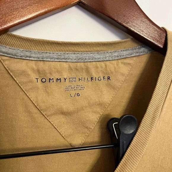 Tommy Hilfiger embroidered gold/brown Tee-Shirt size large - Picture 4 of 9